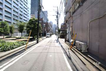 敷地西側の前面道路（北側から）