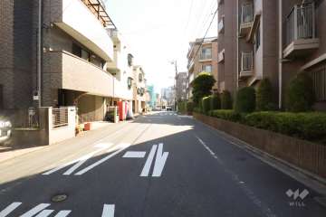 敷地南東側の前面道路(北東側から)