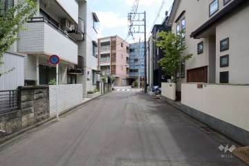 敷地西側の前面道路(北側から)