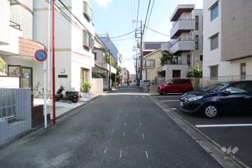 敷地南側の前面道路（西側から）