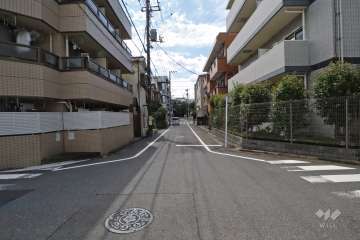 敷地西側の前面道路（北側から）