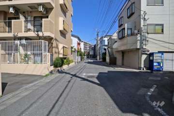 敷地南側の前面道路(西側から)