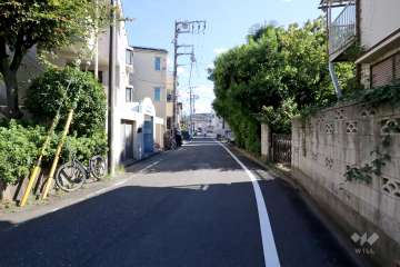 敷地西側の前面道路
