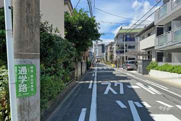 敷地南側の前面道路（東側から）