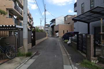 敷地南側の前面道路(西側から)