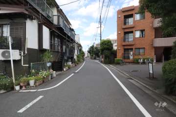 敷地北西側の前面道路(南西側から)