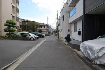 敷地西側の前面道路　