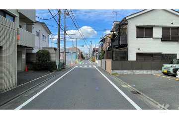 敷地南側の前面道路（東側から）