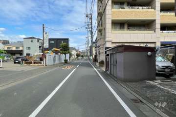 敷地西側の前面道路（南側から）