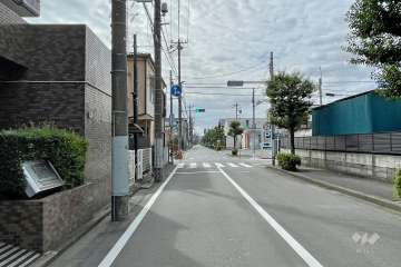 敷地西側の前面道路（北側から）
