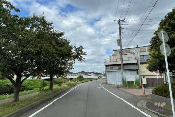 敷地の西側前面道路（南側から）