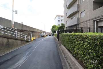 敷地北側の前面道路