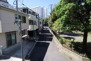 敷地南東側の前面道路(北東側から)