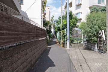 敷地西側の前面道路(南側から)