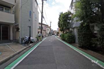 敷地東側の前面道路(南側から)