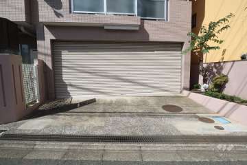 敷地内駐車場（シャッター付き）