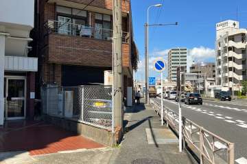 敷地南東側の前面道路（南西側から）