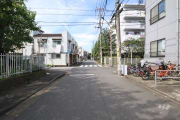 敷地南側の前面道路