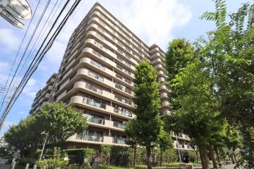 フェアロージュガーデンズ川崎の外観（南西側から）