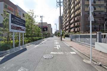 敷地東側の前面道路（北側から）