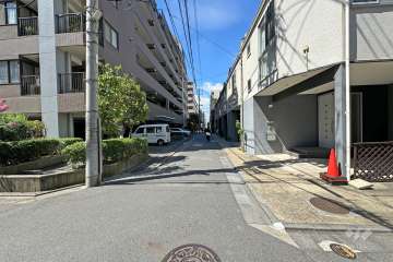 敷地北側の前面道路（東側から）