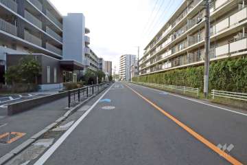 敷地南側の前面道路(東側から)