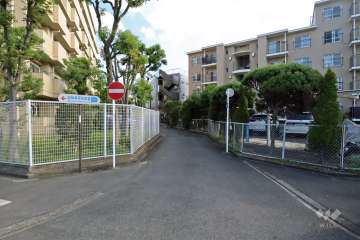 敷地北東側の前面道路(北西側から)。全面が道路に面した開放感ある立地です。