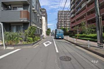 敷地西側の前面道路（南側から）