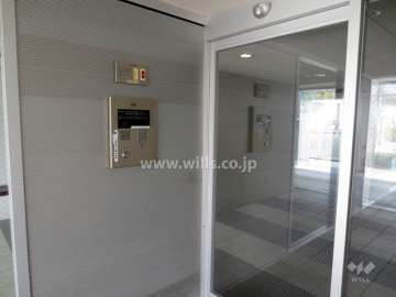 エントランスはオートロック付きです。