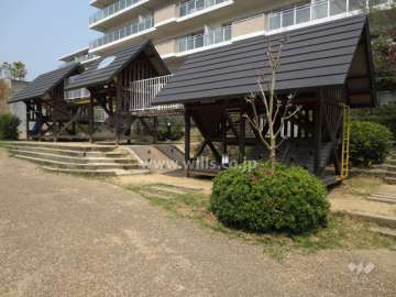 敷地内の公園に設置された木製の遊具