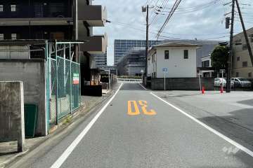 敷地の南側前面道路（西側から）