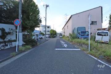 敷地北東側の前面道路(南東側から)