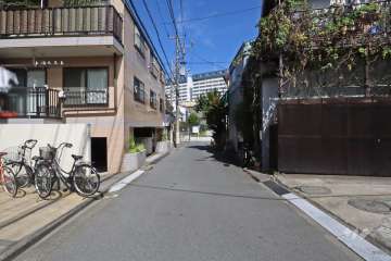 敷地南側の前面道路（西側から）