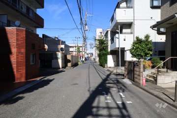 敷地南東側の前面道路(南西側から)