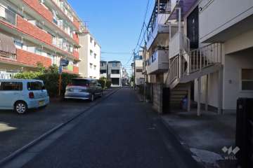 敷地南西側の前面道路(北西側から)