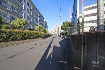 敷地北側の前面道路（西側から）