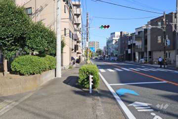 敷地南側の前面道路（西側から）