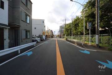 敷地南側の前面道路(東側から)