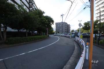 敷地南西側の前面道路(東側から)