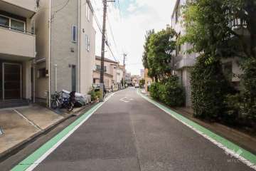 敷地東側の前面道路（北側から）