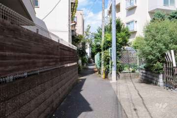 敷地西側の前面道路（南側から）