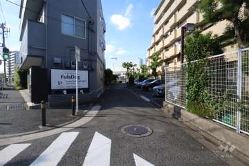 敷地南西側の前面道路(南側から)