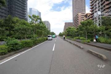 敷地北東側の前面道路(南東側から)