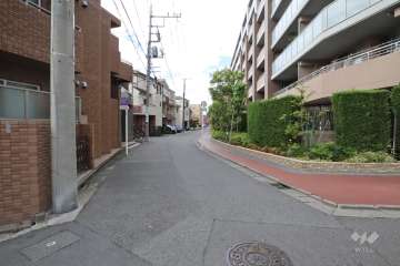 敷地南側の前面道路(東側から)