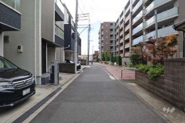 敷地東側の前面道路(北側から)