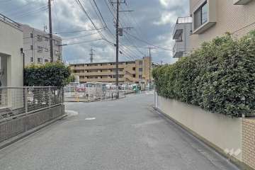 敷地の東側前面道路（北側から）