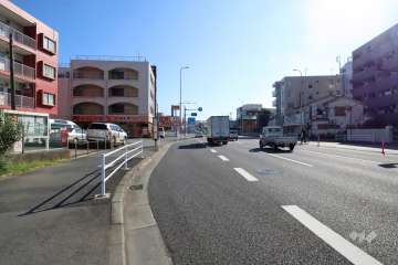 敷地西側の前面道路