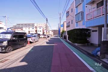敷地北側の前面道路(西側から)