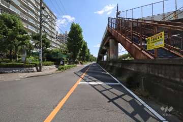 敷地西側の前面道路