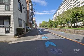敷地西側の前面道路(南側から)